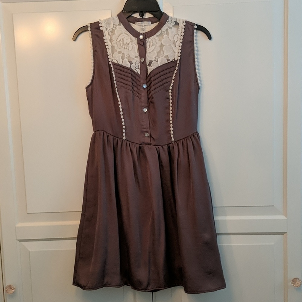 Sleeveless dress with lace